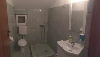 Гостевой дом Casa Popa’s Кырцишоара Трехместный номер с собственной ванной комнатой-3